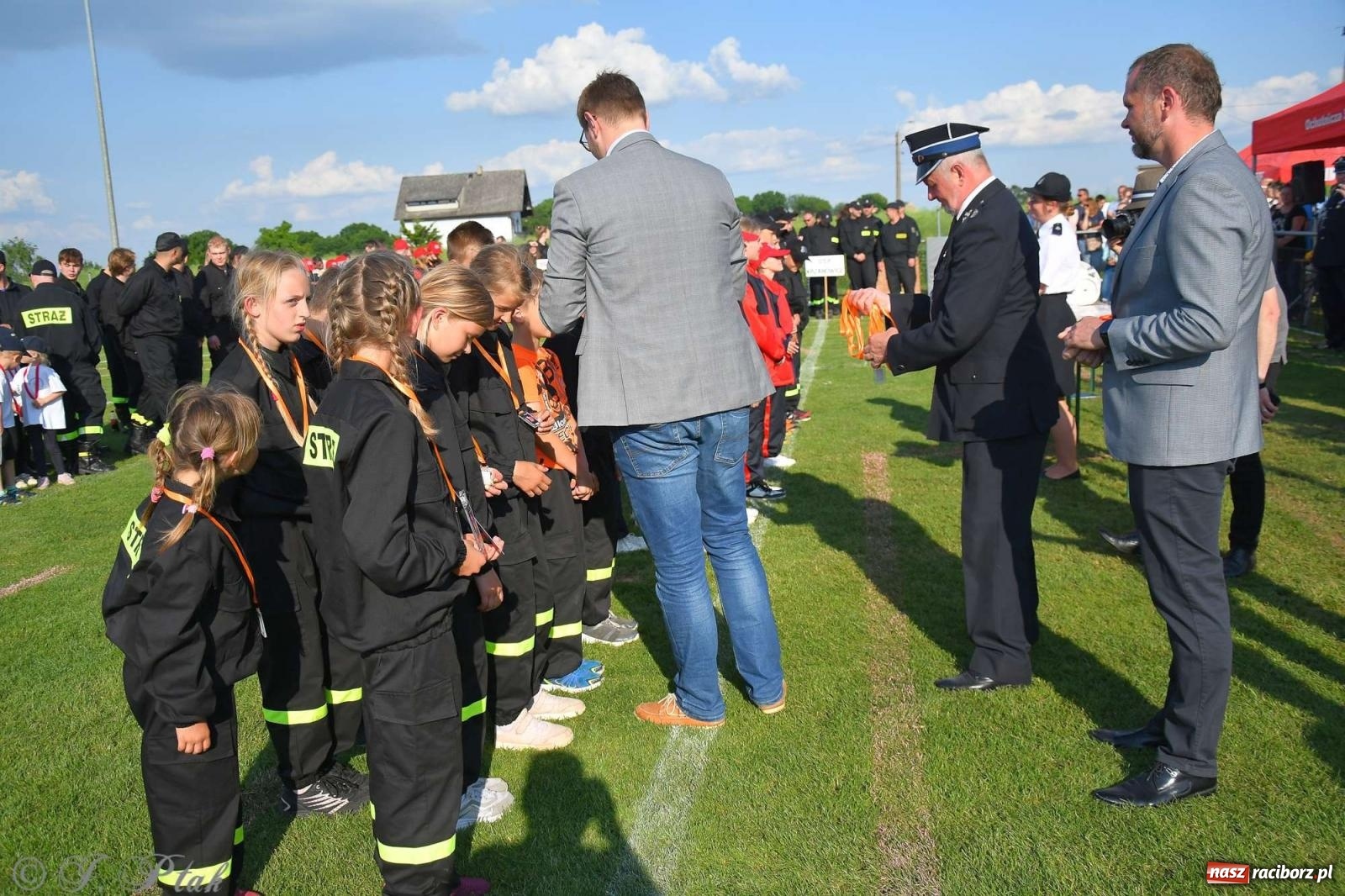 Zdjęcie w galerii na portalu naszraciborz.pl: Z lądu i powietrza - strażackie pokazy i zawody w Borucinie [FOTO] wiadomości z regionu
