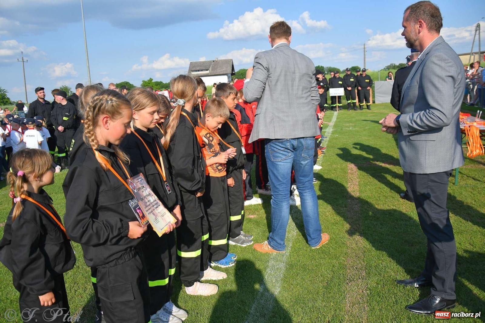 Zdjęcie w galerii na portalu naszraciborz.pl: Z lądu i powietrza - strażackie pokazy i zawody w Borucinie [FOTO] wiadomości z regionu