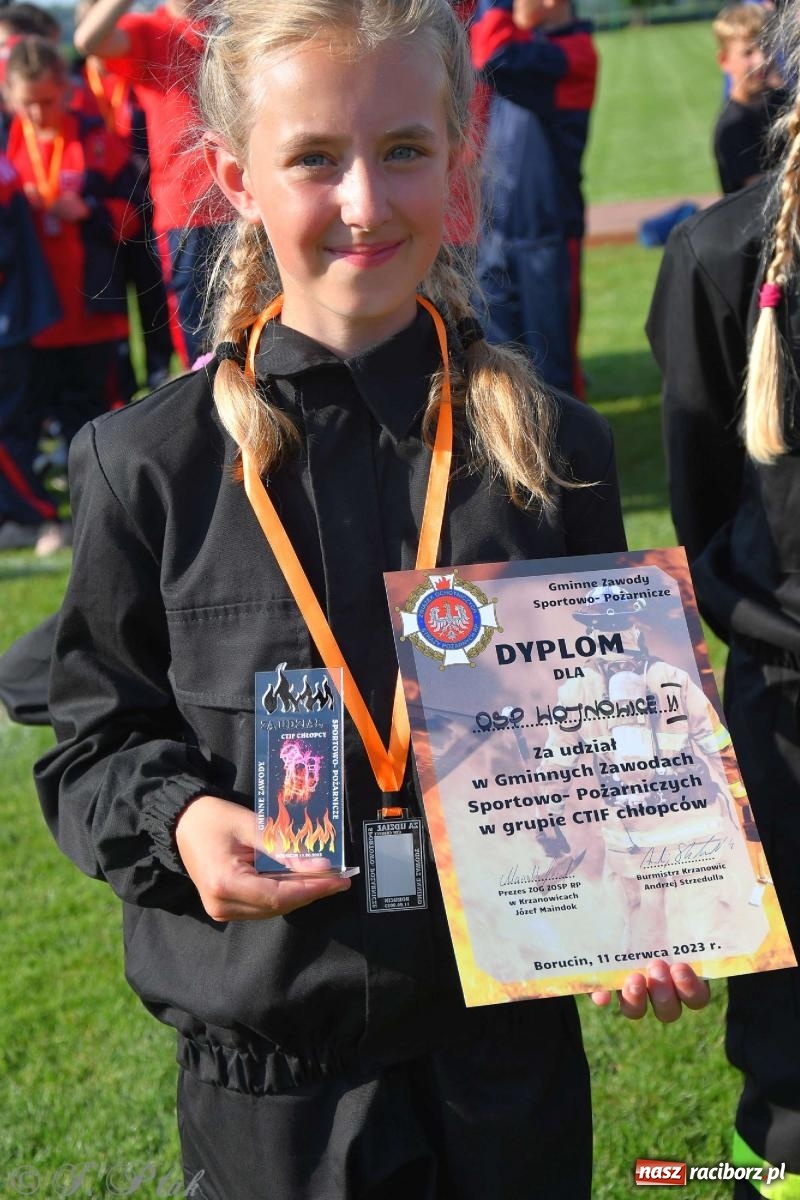 Zdjęcie w galerii na portalu naszraciborz.pl: Z lądu i powietrza - strażackie pokazy i zawody w Borucinie [FOTO] wiadomości z regionu