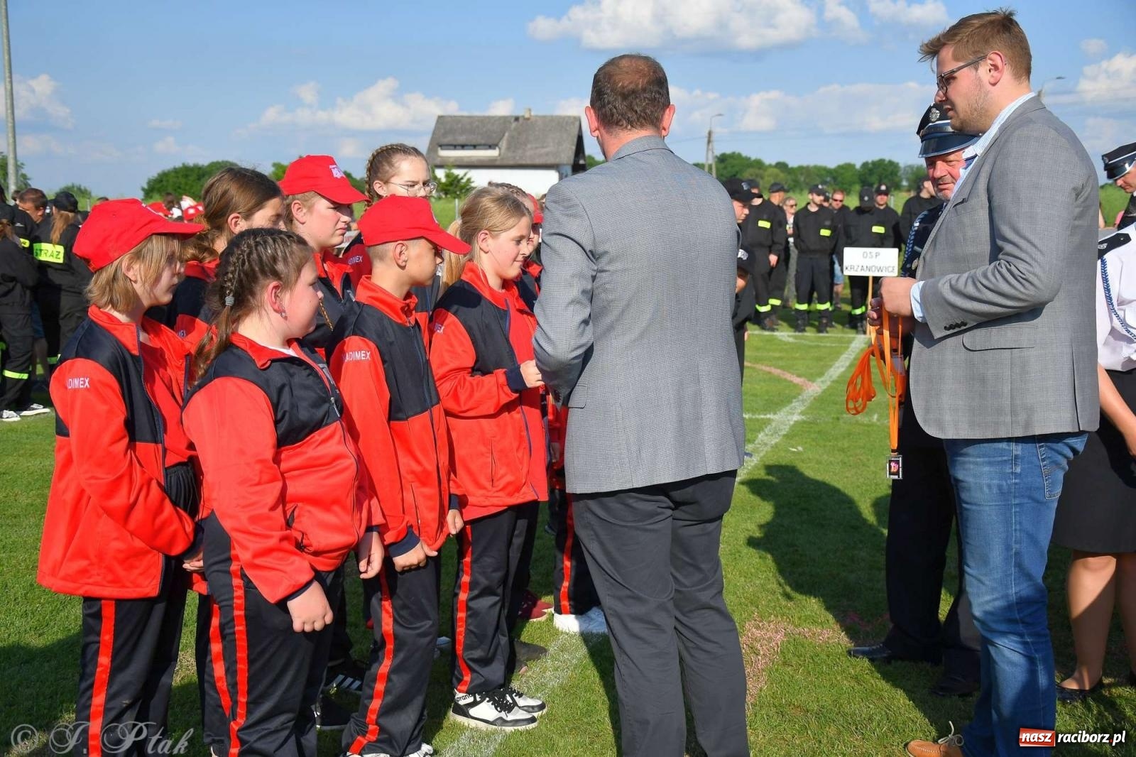 Zdjęcie w galerii na portalu naszraciborz.pl: Z lądu i powietrza - strażackie pokazy i zawody w Borucinie [FOTO] wiadomości z regionu