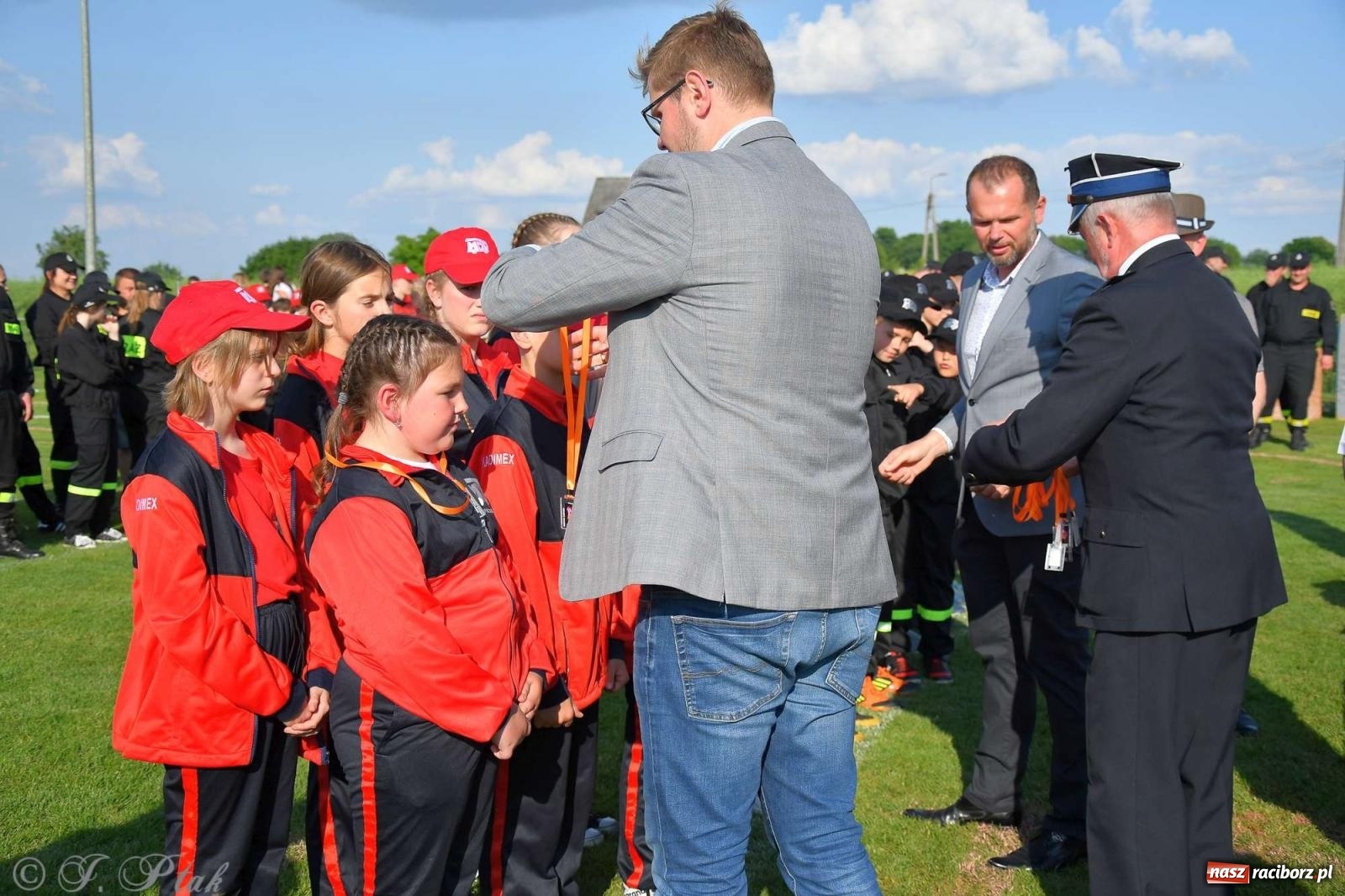 Zdjęcie w galerii na portalu naszraciborz.pl: Z lądu i powietrza - strażackie pokazy i zawody w Borucinie [FOTO] wiadomości z regionu