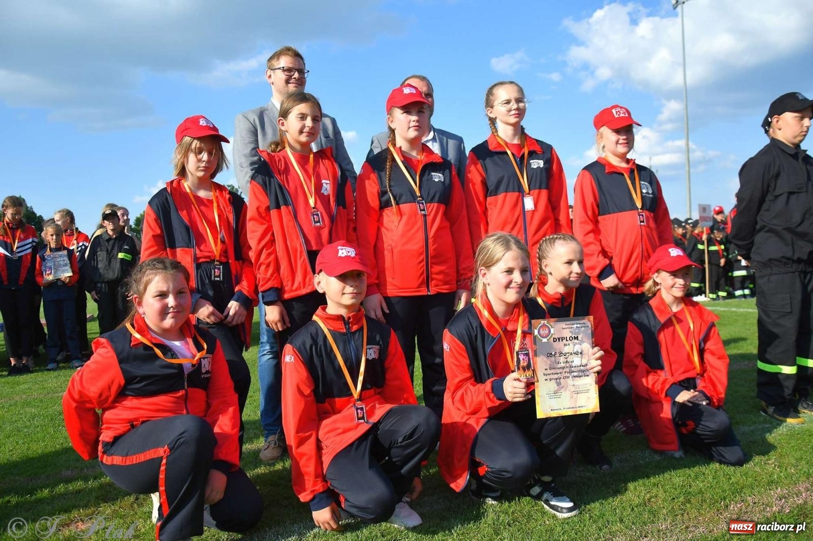 Zdjęcie w galerii na portalu naszraciborz.pl: Z lądu i powietrza - strażackie pokazy i zawody w Borucinie [FOTO] wiadomości z regionu