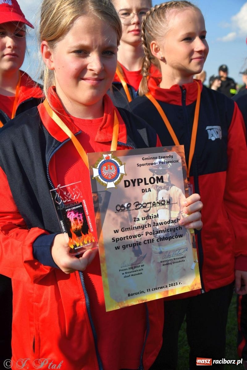 Zdjęcie w galerii na portalu naszraciborz.pl: Z lądu i powietrza - strażackie pokazy i zawody w Borucinie [FOTO] wiadomości z regionu