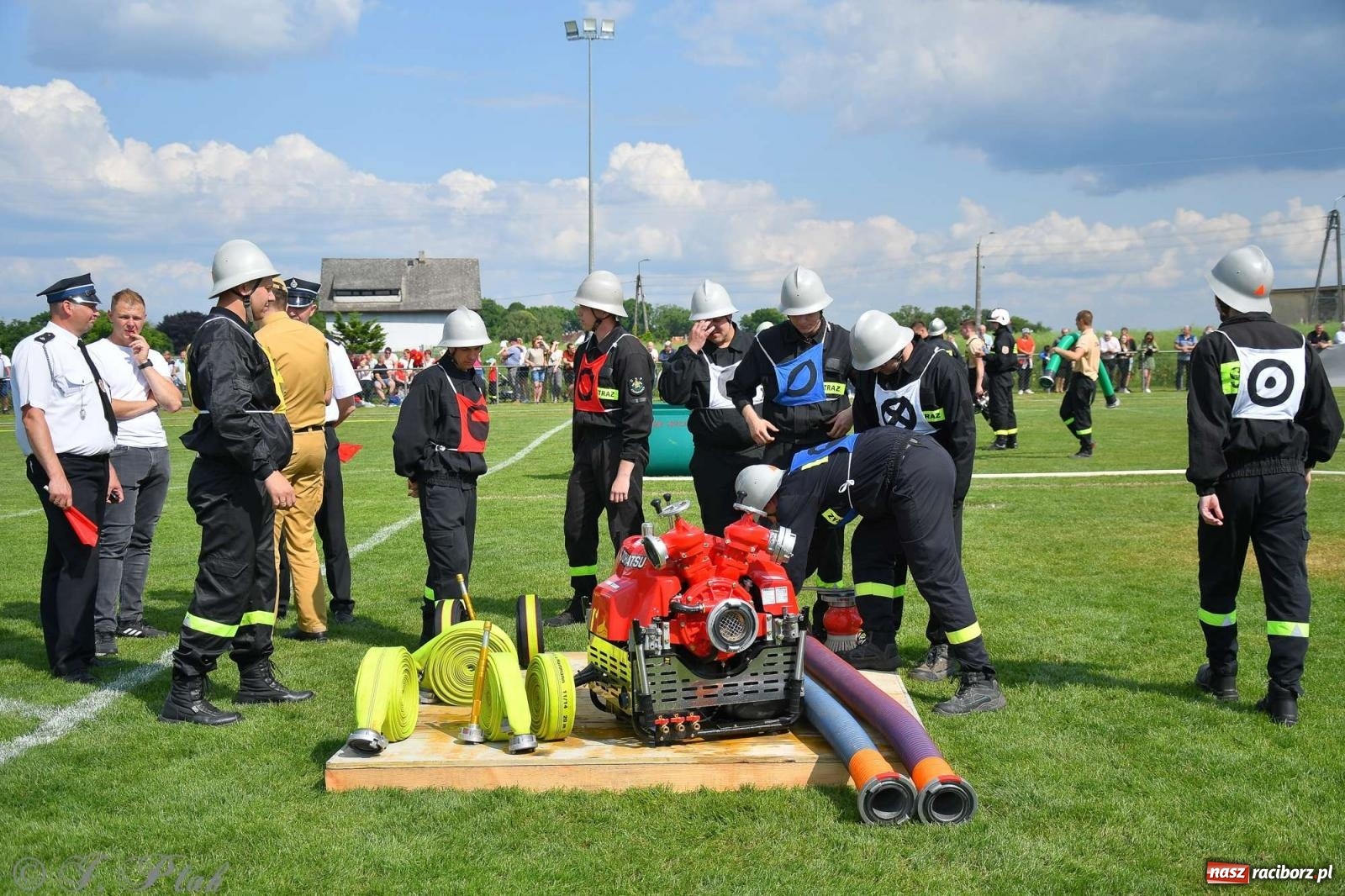 Zdjęcie w galerii na portalu naszraciborz.pl: Z lądu i powietrza - strażackie pokazy i zawody w Borucinie [FOTO] wiadomości z regionu
