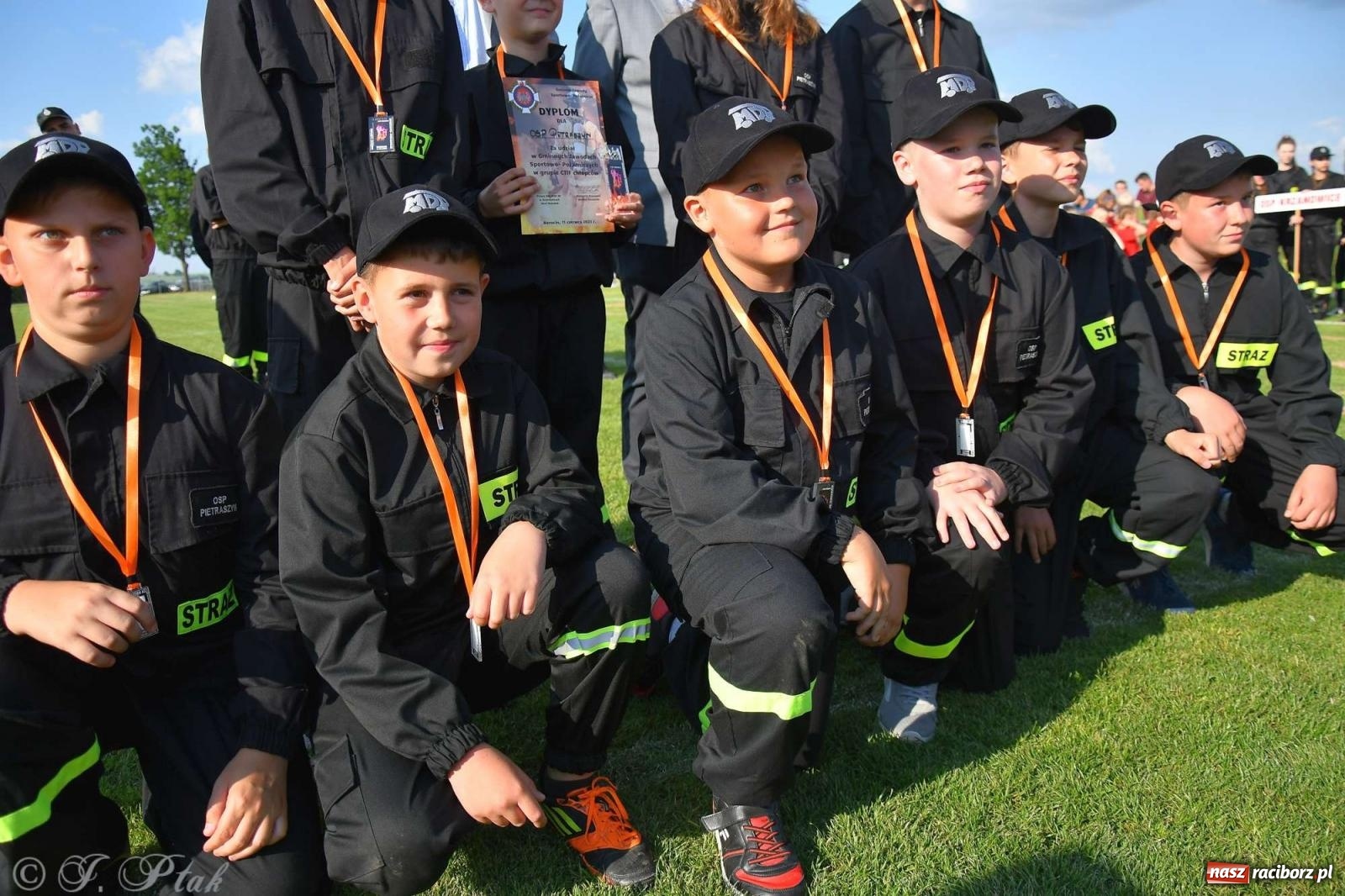 Zdjęcie w galerii na portalu naszraciborz.pl: Z lądu i powietrza - strażackie pokazy i zawody w Borucinie [FOTO] wiadomości z regionu