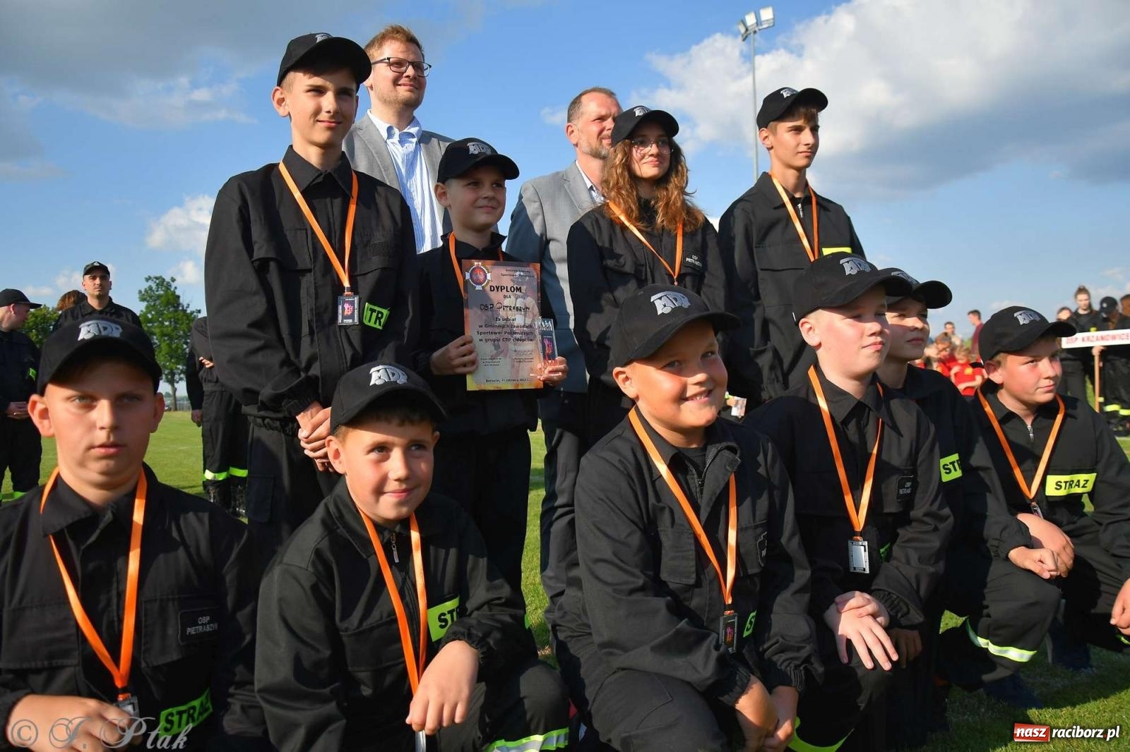 Zdjęcie w galerii na portalu naszraciborz.pl: Z lądu i powietrza - strażackie pokazy i zawody w Borucinie [FOTO] wiadomości z regionu