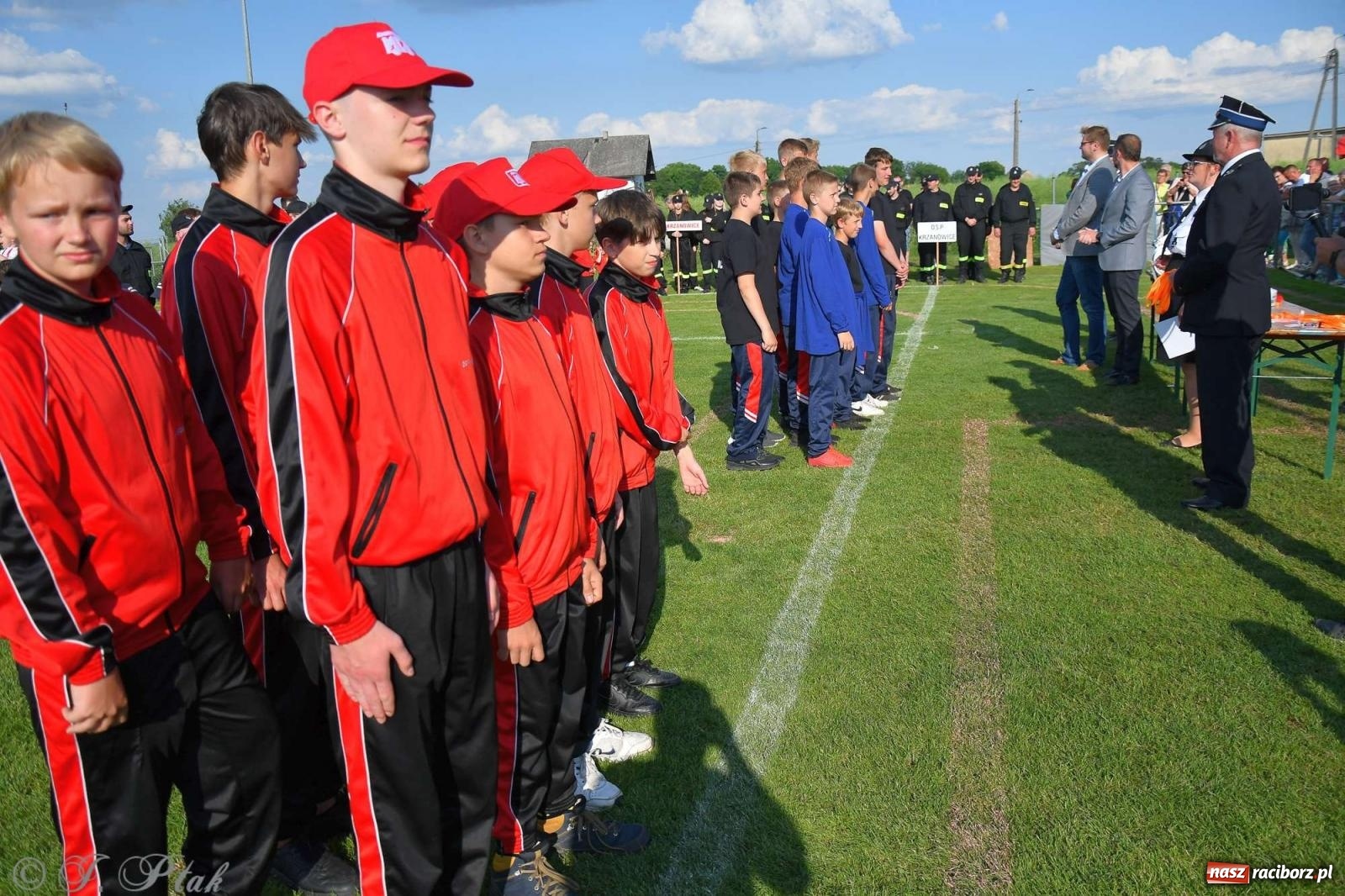 Zdjęcie w galerii na portalu naszraciborz.pl: Z lądu i powietrza - strażackie pokazy i zawody w Borucinie [FOTO] wiadomości z regionu