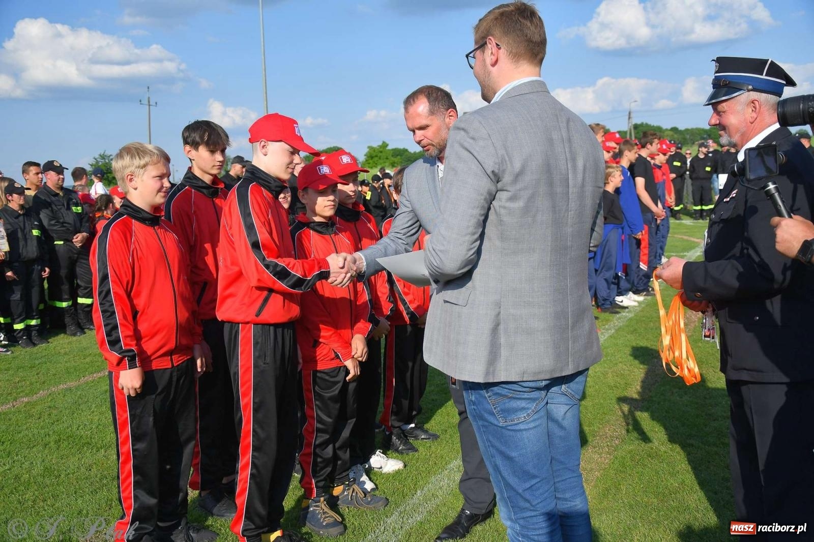 Zdjęcie w galerii na portalu naszraciborz.pl: Z lądu i powietrza - strażackie pokazy i zawody w Borucinie [FOTO] wiadomości z regionu