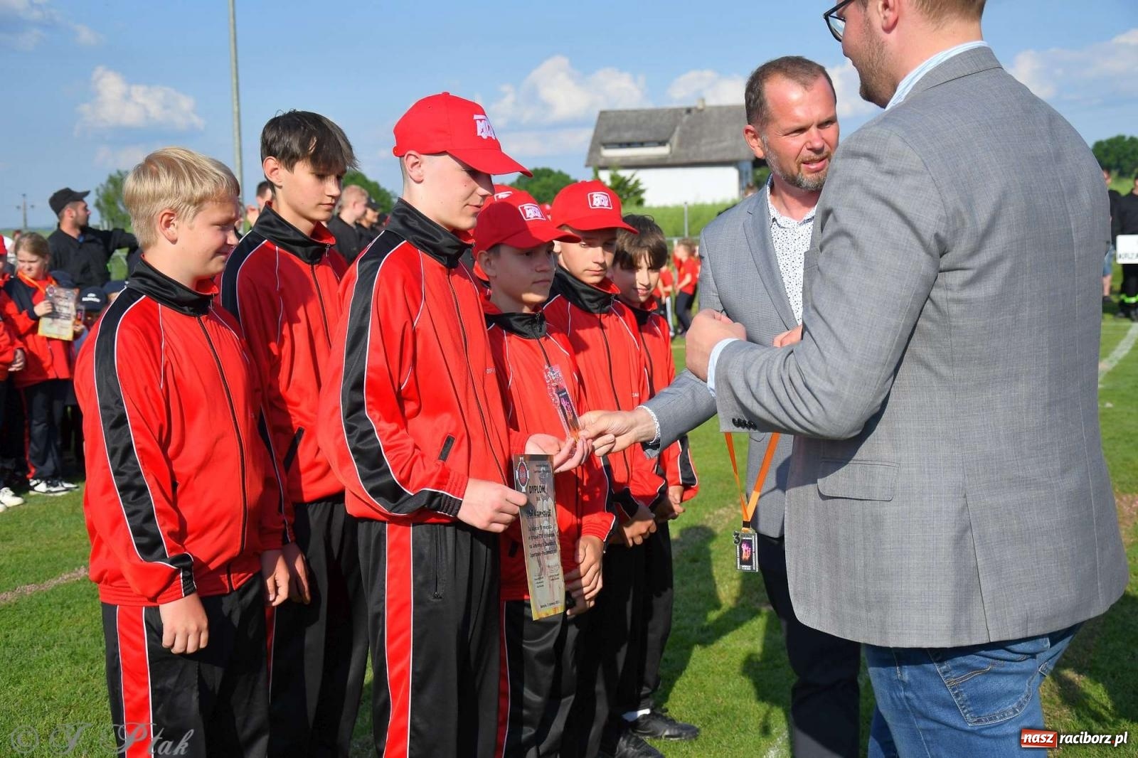 Zdjęcie w galerii na portalu naszraciborz.pl: Z lądu i powietrza - strażackie pokazy i zawody w Borucinie [FOTO] wiadomości z regionu