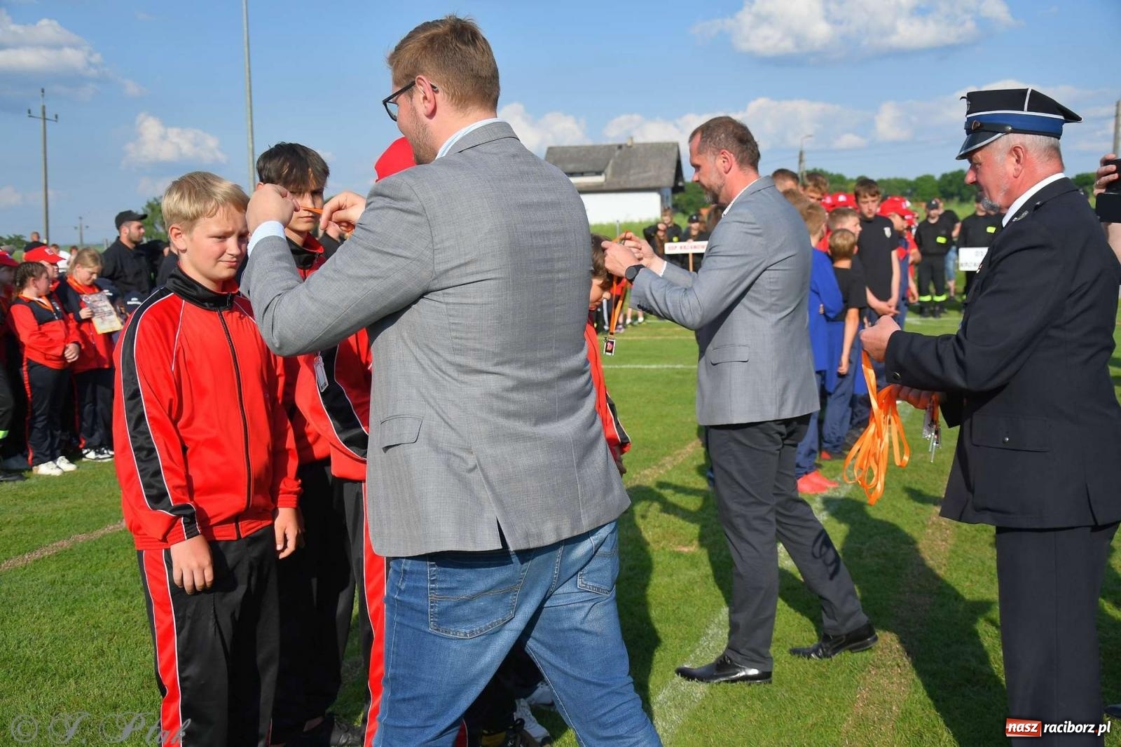 Zdjęcie w galerii na portalu naszraciborz.pl: Z lądu i powietrza - strażackie pokazy i zawody w Borucinie [FOTO] wiadomości z regionu