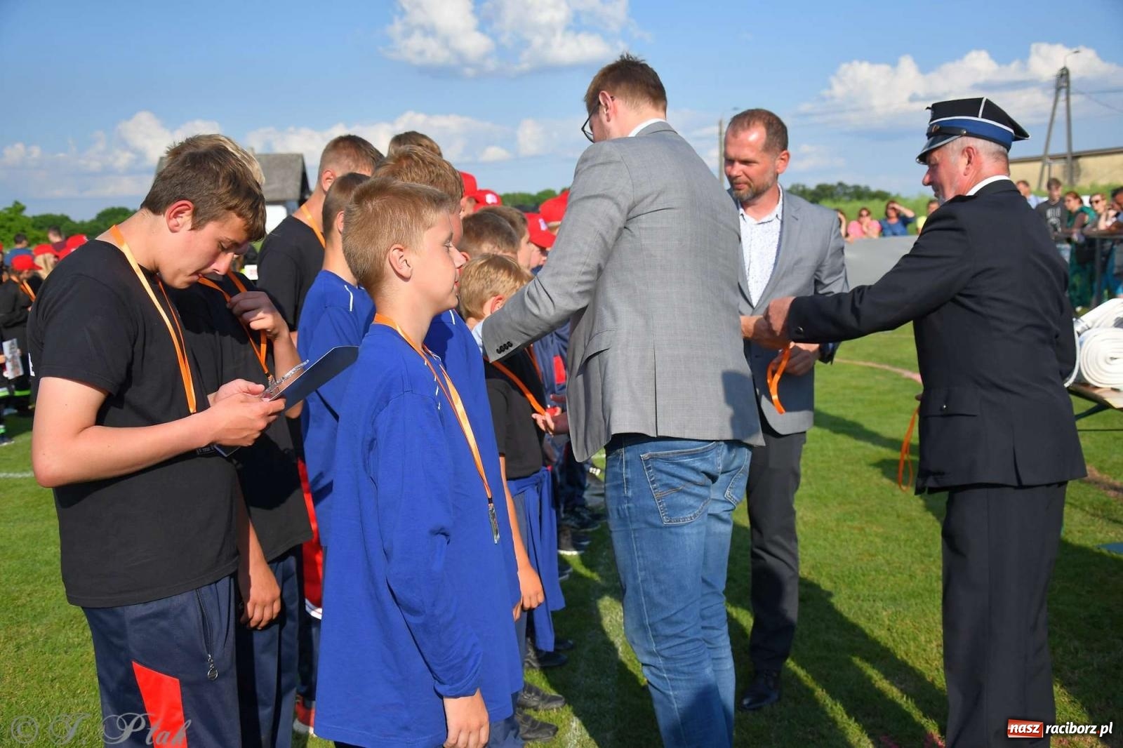 Zdjęcie w galerii na portalu naszraciborz.pl: Z lądu i powietrza - strażackie pokazy i zawody w Borucinie [FOTO] wiadomości z regionu