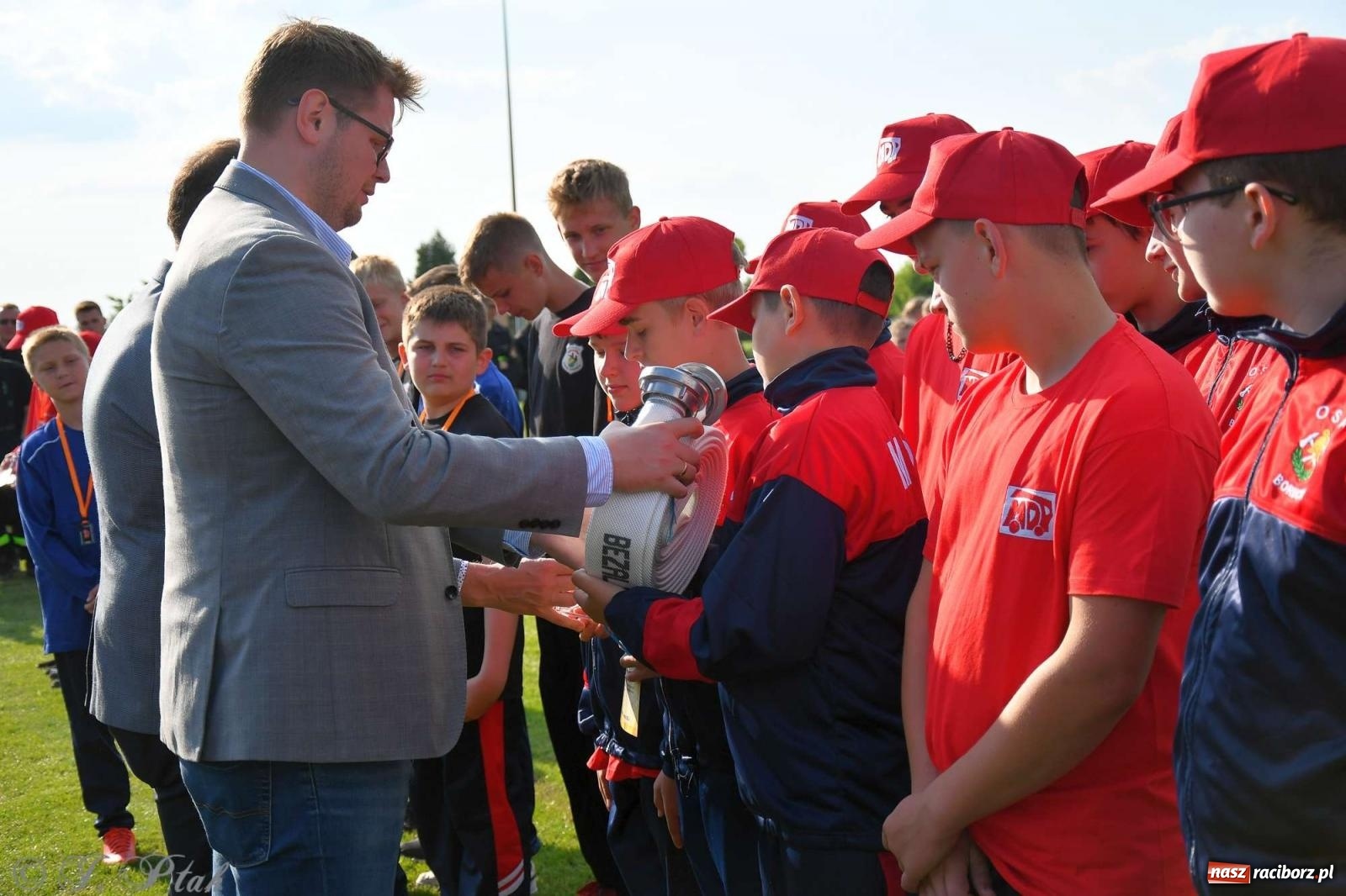 Zdjęcie w galerii na portalu naszraciborz.pl: Z lądu i powietrza - strażackie pokazy i zawody w Borucinie [FOTO] wiadomości z regionu
