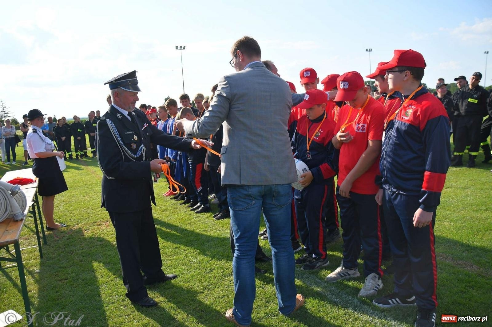 Zdjęcie w galerii na portalu naszraciborz.pl: Z lądu i powietrza - strażackie pokazy i zawody w Borucinie [FOTO] wiadomości z regionu