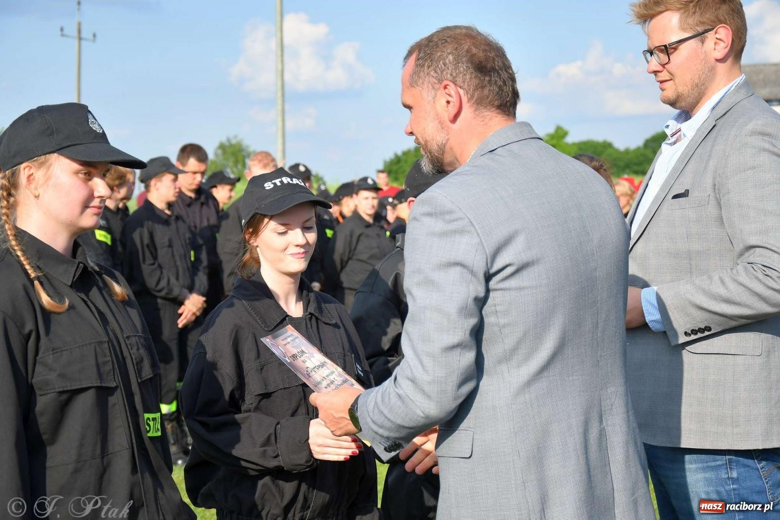 Zdjęcie w galerii na portalu naszraciborz.pl: Z lądu i powietrza - strażackie pokazy i zawody w Borucinie [FOTO] wiadomości z regionu