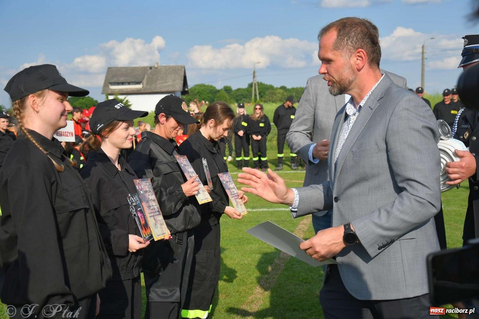 Zdjęcie w galerii na portalu naszraciborz.pl: Z lądu i powietrza - strażackie pokazy i zawody w Borucinie [FOTO] wiadomości z regionu