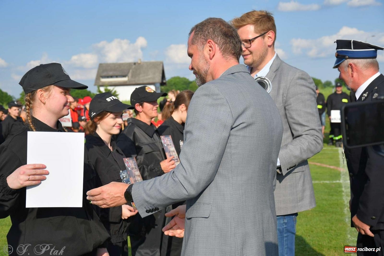 Zdjęcie w galerii na portalu naszraciborz.pl: Z lądu i powietrza - strażackie pokazy i zawody w Borucinie [FOTO] wiadomości z regionu