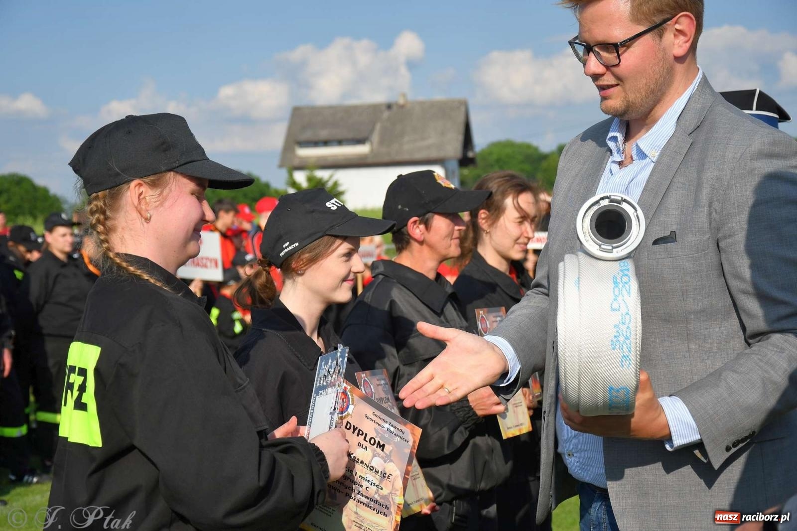 Zdjęcie w galerii na portalu naszraciborz.pl: Z lądu i powietrza - strażackie pokazy i zawody w Borucinie [FOTO] wiadomości z regionu