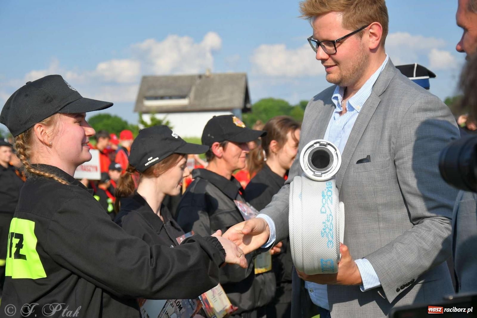 Zdjęcie w galerii na portalu naszraciborz.pl: Z lądu i powietrza - strażackie pokazy i zawody w Borucinie [FOTO] wiadomości z regionu