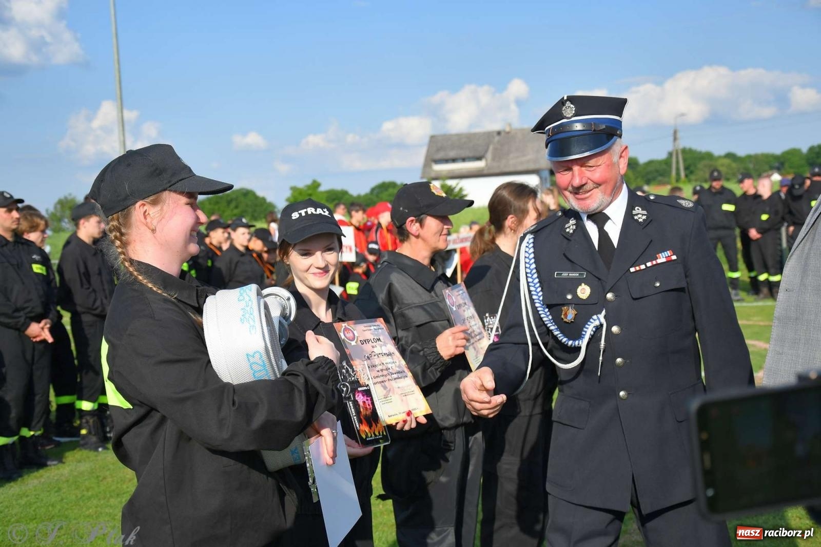 Zdjęcie w galerii na portalu naszraciborz.pl: Z lądu i powietrza - strażackie pokazy i zawody w Borucinie [FOTO] wiadomości z regionu
