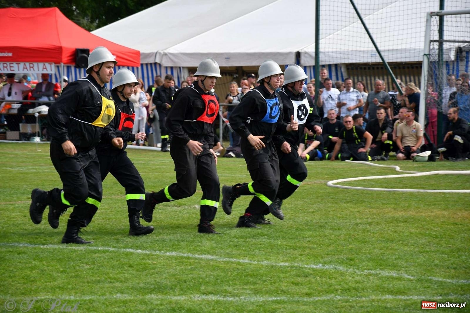 Zdjęcie w galerii na portalu naszraciborz.pl: Z lądu i powietrza - strażackie pokazy i zawody w Borucinie [FOTO] wiadomości z regionu
