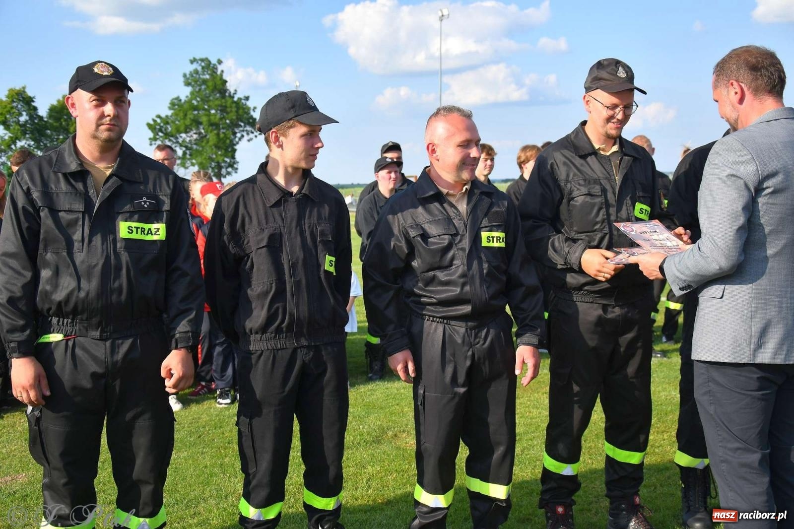 Zdjęcie w galerii na portalu naszraciborz.pl: Z lądu i powietrza - strażackie pokazy i zawody w Borucinie [FOTO] wiadomości z regionu