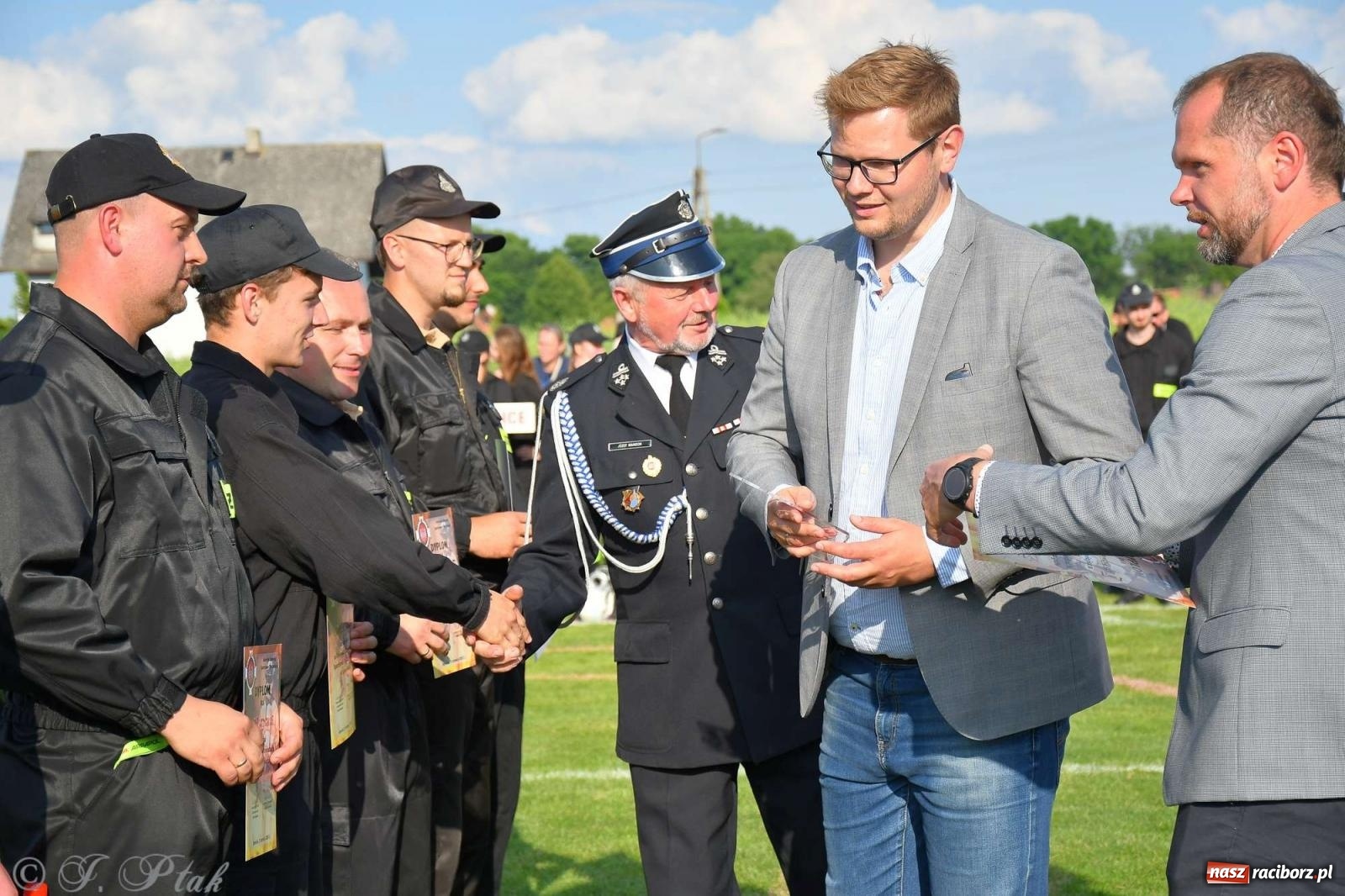 Zdjęcie w galerii na portalu naszraciborz.pl: Z lądu i powietrza - strażackie pokazy i zawody w Borucinie [FOTO] wiadomości z regionu