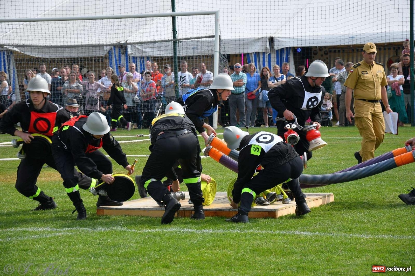 Zdjęcie w galerii na portalu naszraciborz.pl: Z lądu i powietrza - strażackie pokazy i zawody w Borucinie [FOTO] wiadomości z regionu