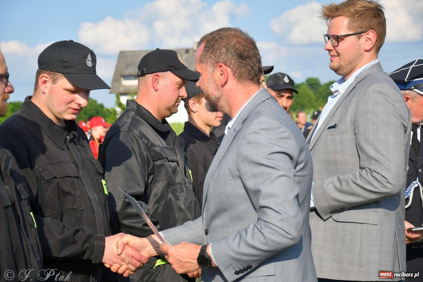 Zdjęcie w galerii na portalu naszraciborz.pl: Z lądu i powietrza - strażackie pokazy i zawody w Borucinie [FOTO] wiadomości z regionu