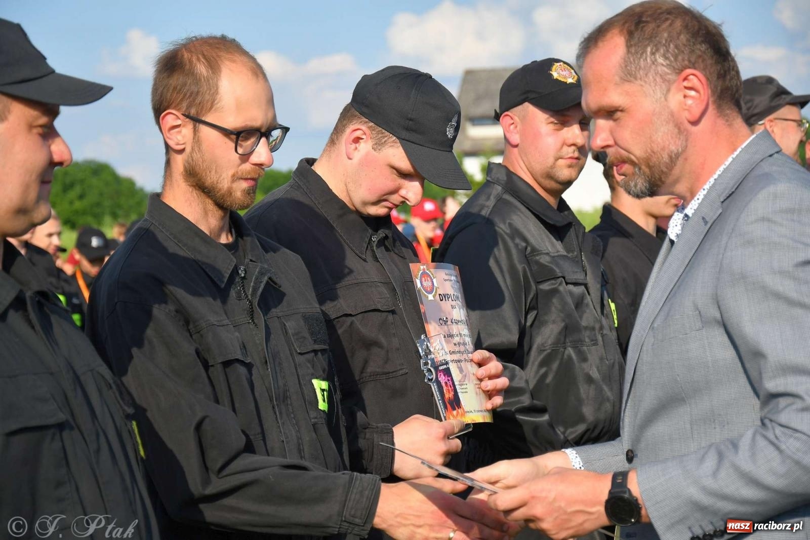 Zdjęcie w galerii na portalu naszraciborz.pl: Z lądu i powietrza - strażackie pokazy i zawody w Borucinie [FOTO] wiadomości z regionu