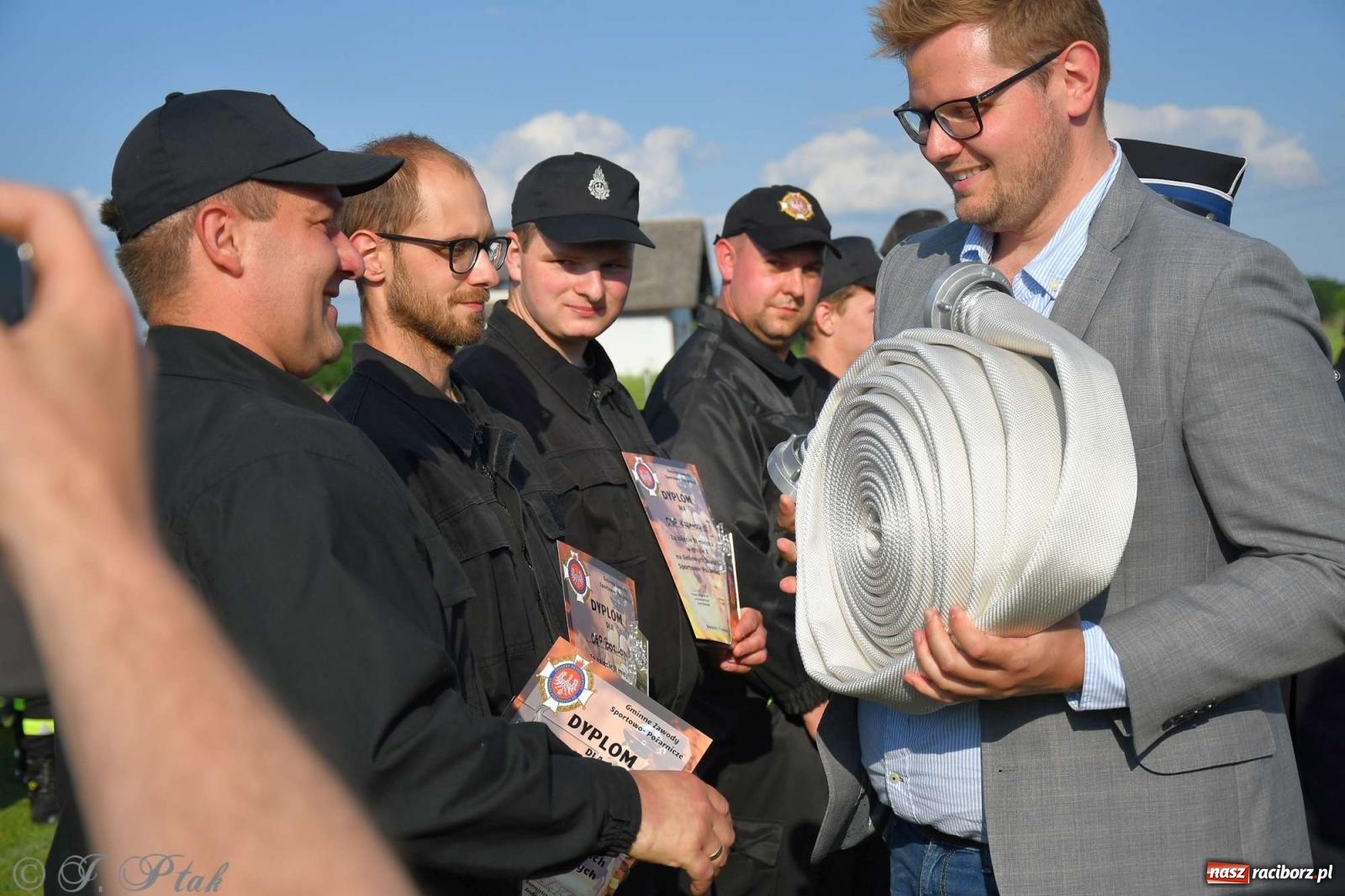 Zdjęcie w galerii na portalu naszraciborz.pl: Z lądu i powietrza - strażackie pokazy i zawody w Borucinie [FOTO] wiadomości z regionu