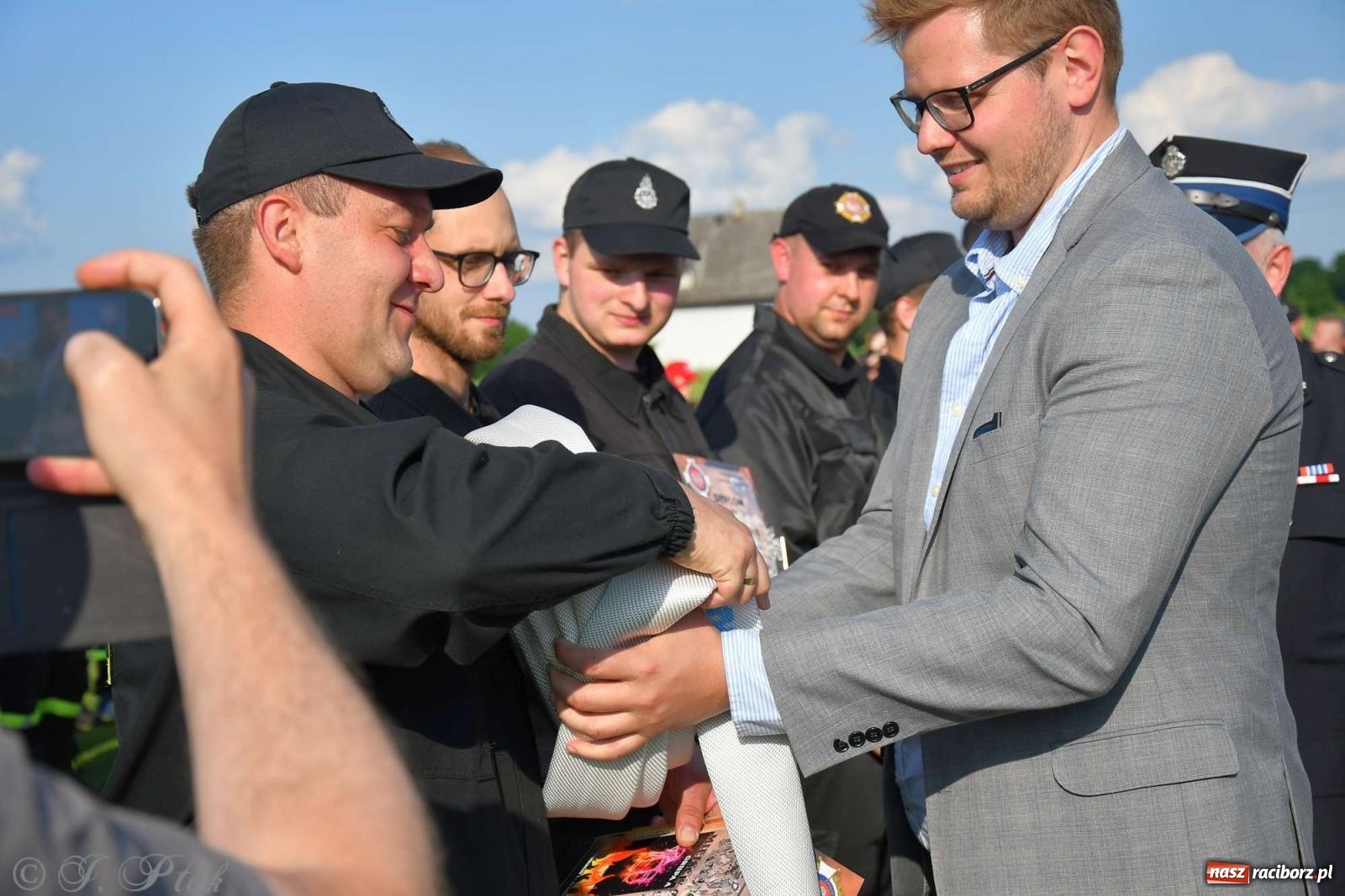 Zdjęcie w galerii na portalu naszraciborz.pl: Z lądu i powietrza - strażackie pokazy i zawody w Borucinie [FOTO] wiadomości z regionu