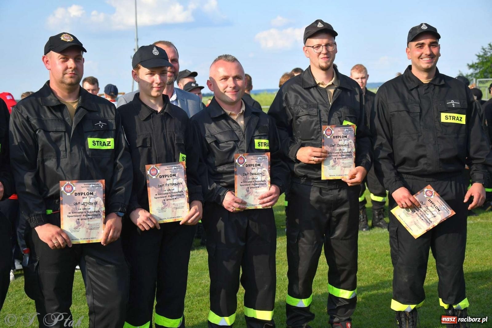 Zdjęcie w galerii na portalu naszraciborz.pl: Z lądu i powietrza - strażackie pokazy i zawody w Borucinie [FOTO] wiadomości z regionu