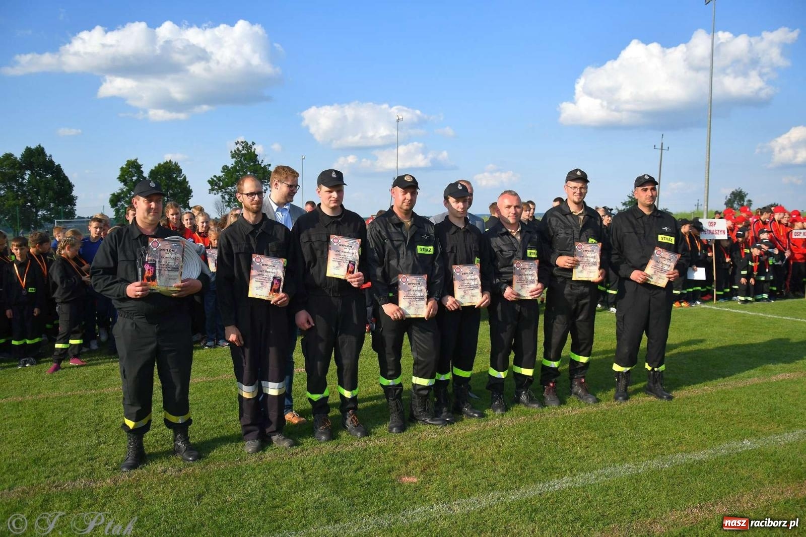 Zdjęcie w galerii na portalu naszraciborz.pl: Z lądu i powietrza - strażackie pokazy i zawody w Borucinie [FOTO] wiadomości z regionu