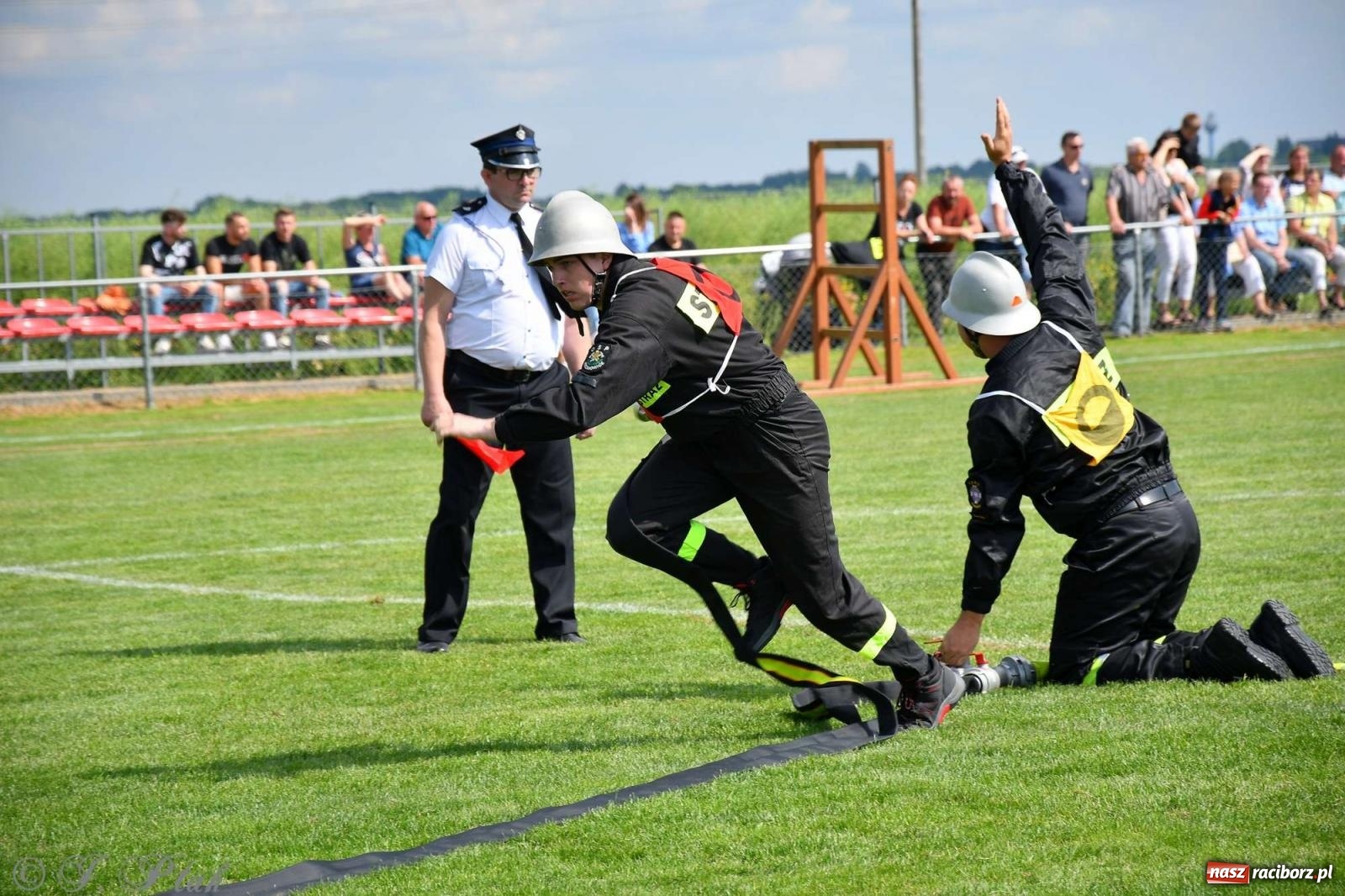 Zdjęcie w galerii na portalu naszraciborz.pl: Z lądu i powietrza - strażackie pokazy i zawody w Borucinie [FOTO] wiadomości z regionu