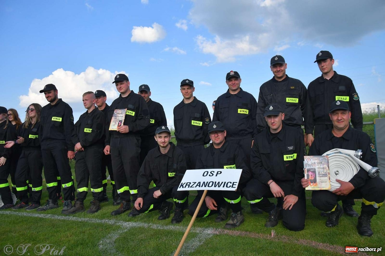 Zdjęcie w galerii na portalu naszraciborz.pl: Z lądu i powietrza - strażackie pokazy i zawody w Borucinie [FOTO] wiadomości z regionu