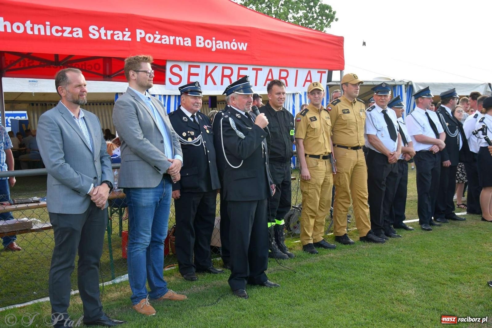 Zdjęcie w galerii na portalu naszraciborz.pl: Z lądu i powietrza - strażackie pokazy i zawody w Borucinie [FOTO] wiadomości z regionu