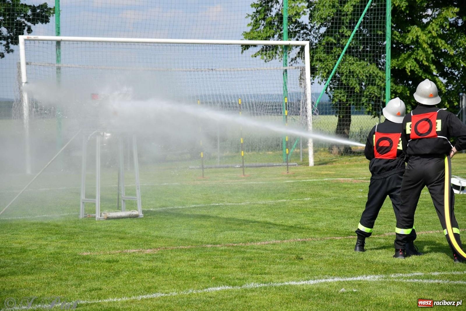 Zdjęcie w galerii na portalu naszraciborz.pl: Z lądu i powietrza - strażackie pokazy i zawody w Borucinie [FOTO] wiadomości z regionu