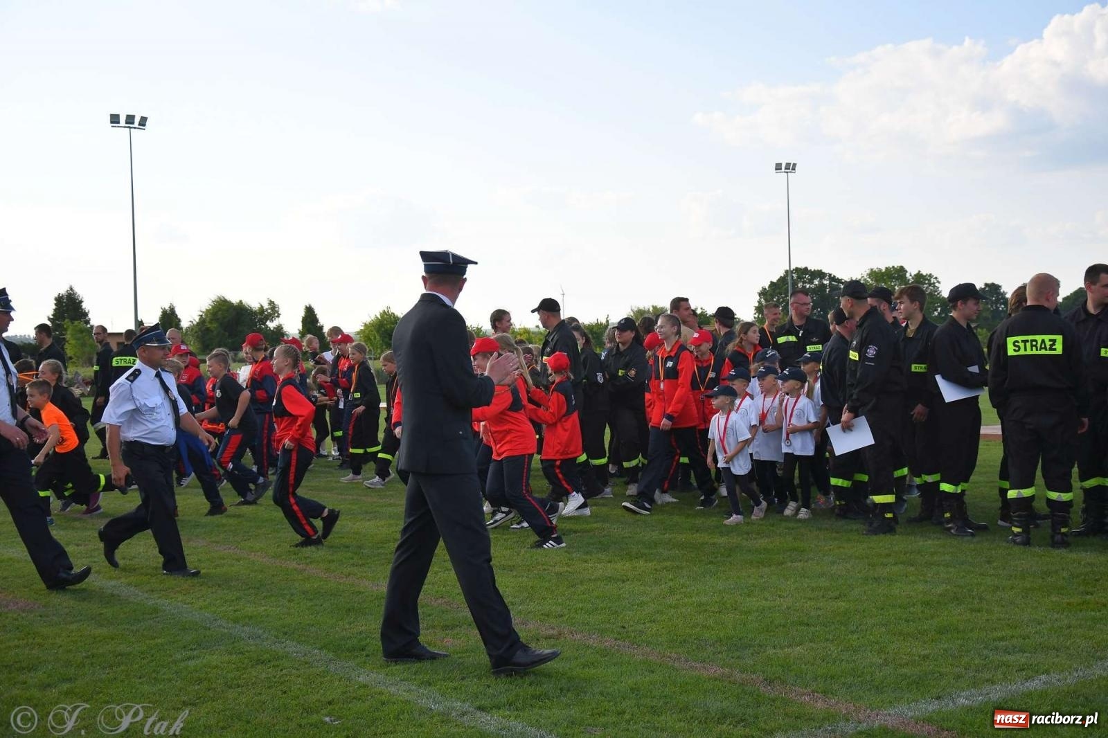 Zdjęcie w galerii na portalu naszraciborz.pl: Z lądu i powietrza - strażackie pokazy i zawody w Borucinie [FOTO] wiadomości z regionu