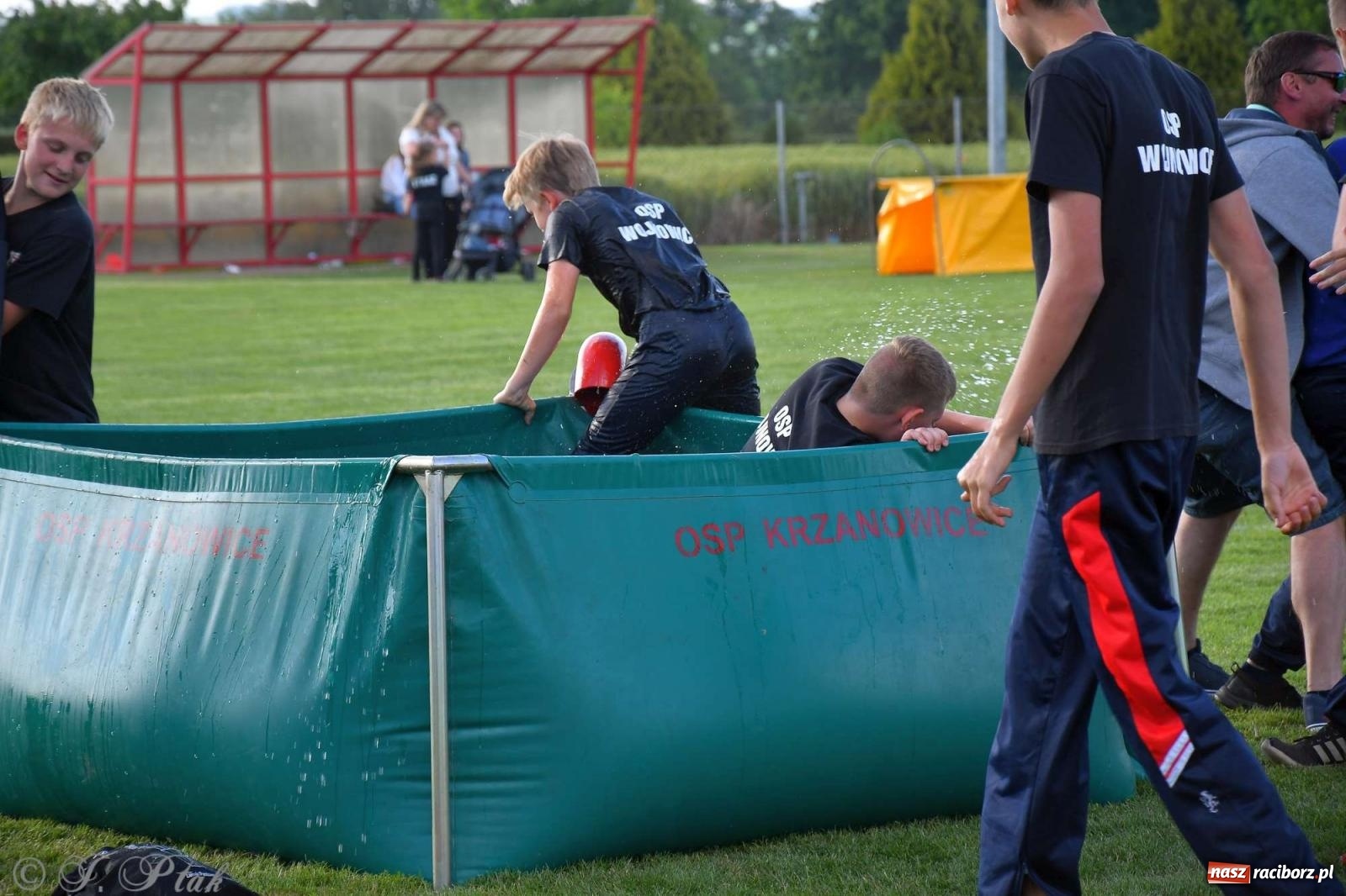 Zdjęcie w galerii na portalu naszraciborz.pl: Z lądu i powietrza - strażackie pokazy i zawody w Borucinie [FOTO] wiadomości z regionu