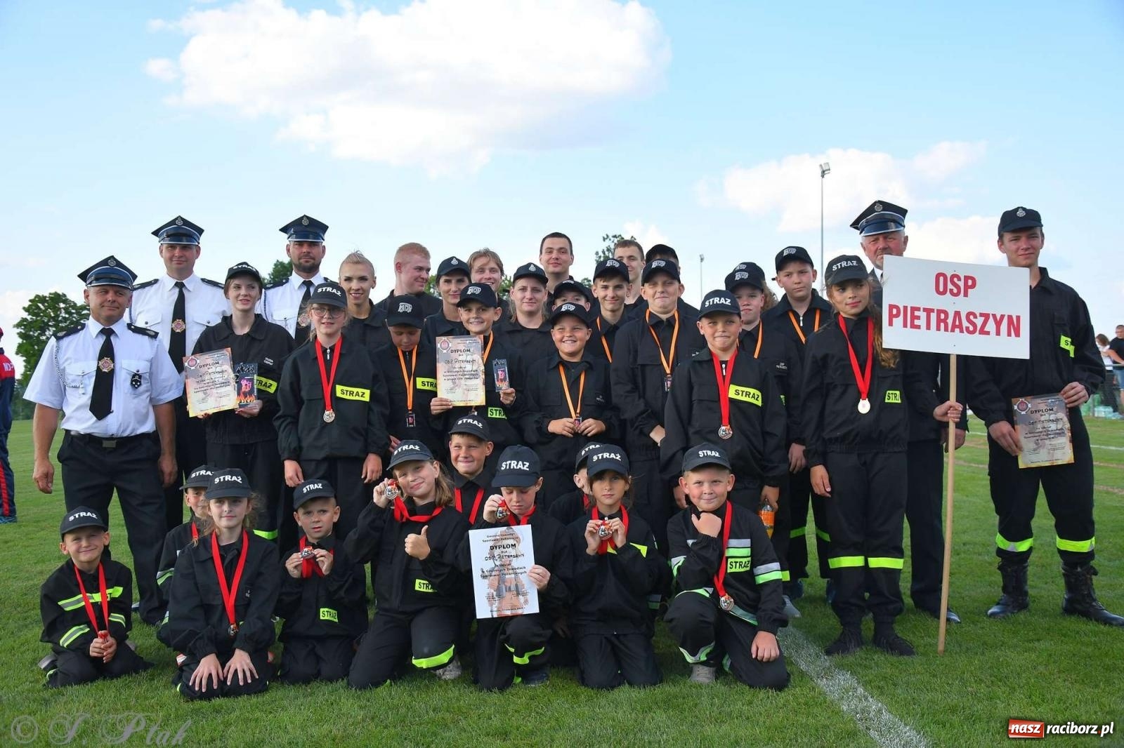 Zdjęcie w galerii na portalu naszraciborz.pl: Z lądu i powietrza - strażackie pokazy i zawody w Borucinie [FOTO] wiadomości z regionu