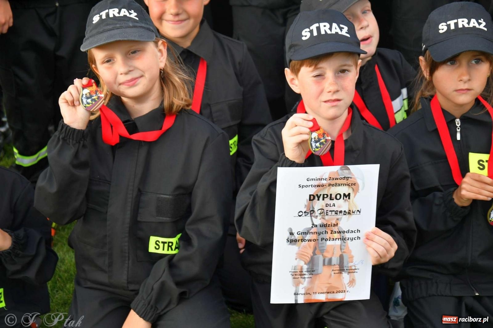 Zdjęcie w galerii na portalu naszraciborz.pl: Z lądu i powietrza - strażackie pokazy i zawody w Borucinie [FOTO] wiadomości z regionu