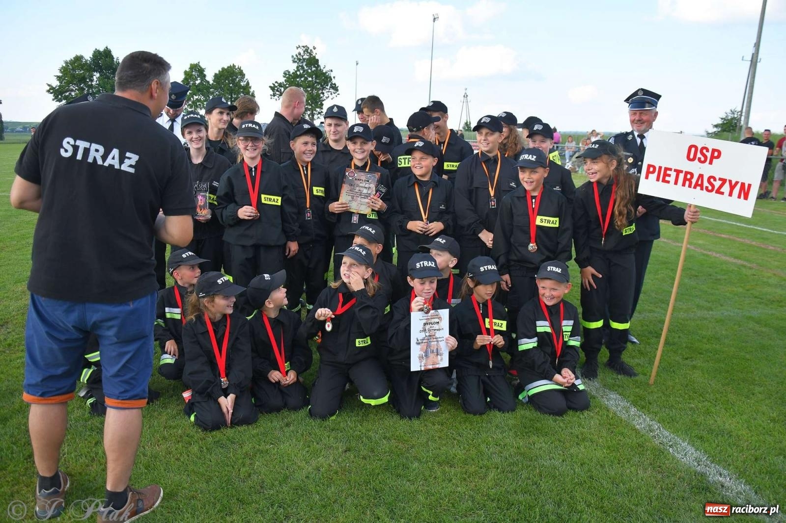 Zdjęcie w galerii na portalu naszraciborz.pl: Z lądu i powietrza - strażackie pokazy i zawody w Borucinie [FOTO] wiadomości z regionu