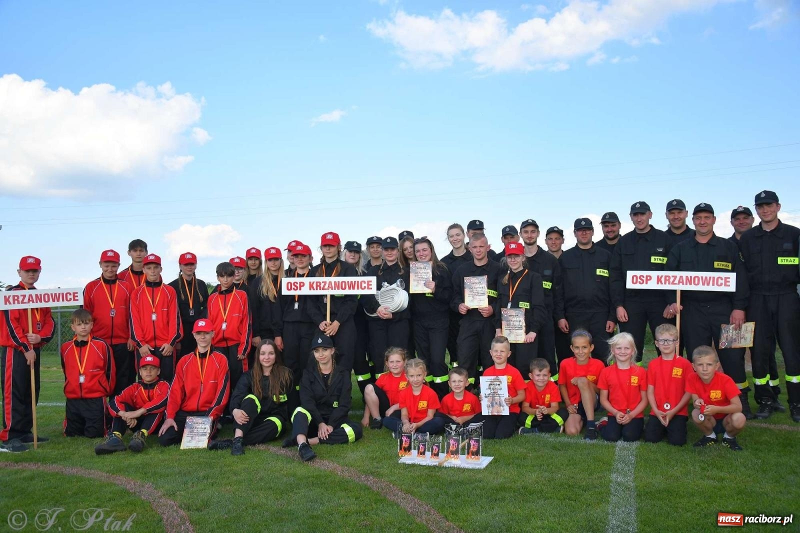 Zdjęcie w galerii na portalu naszraciborz.pl: Z lądu i powietrza - strażackie pokazy i zawody w Borucinie [FOTO] wiadomości z regionu