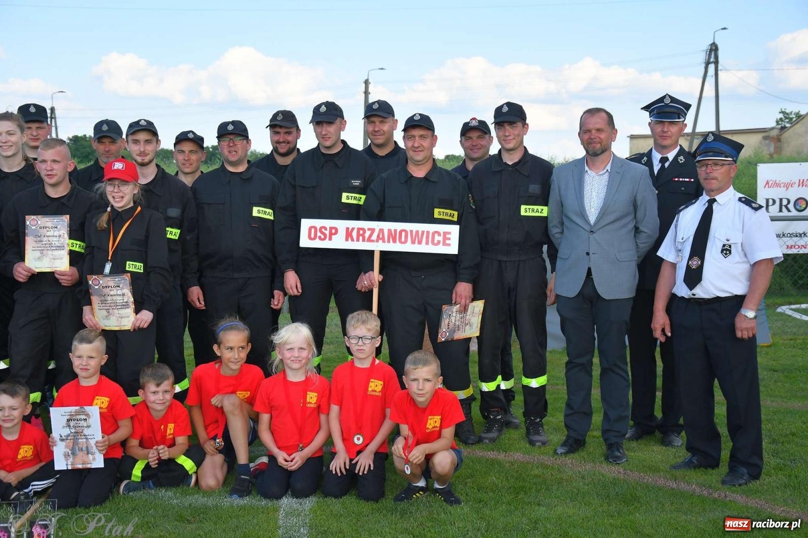 Zdjęcie w galerii na portalu naszraciborz.pl: Z lądu i powietrza - strażackie pokazy i zawody w Borucinie [FOTO] wiadomości z regionu