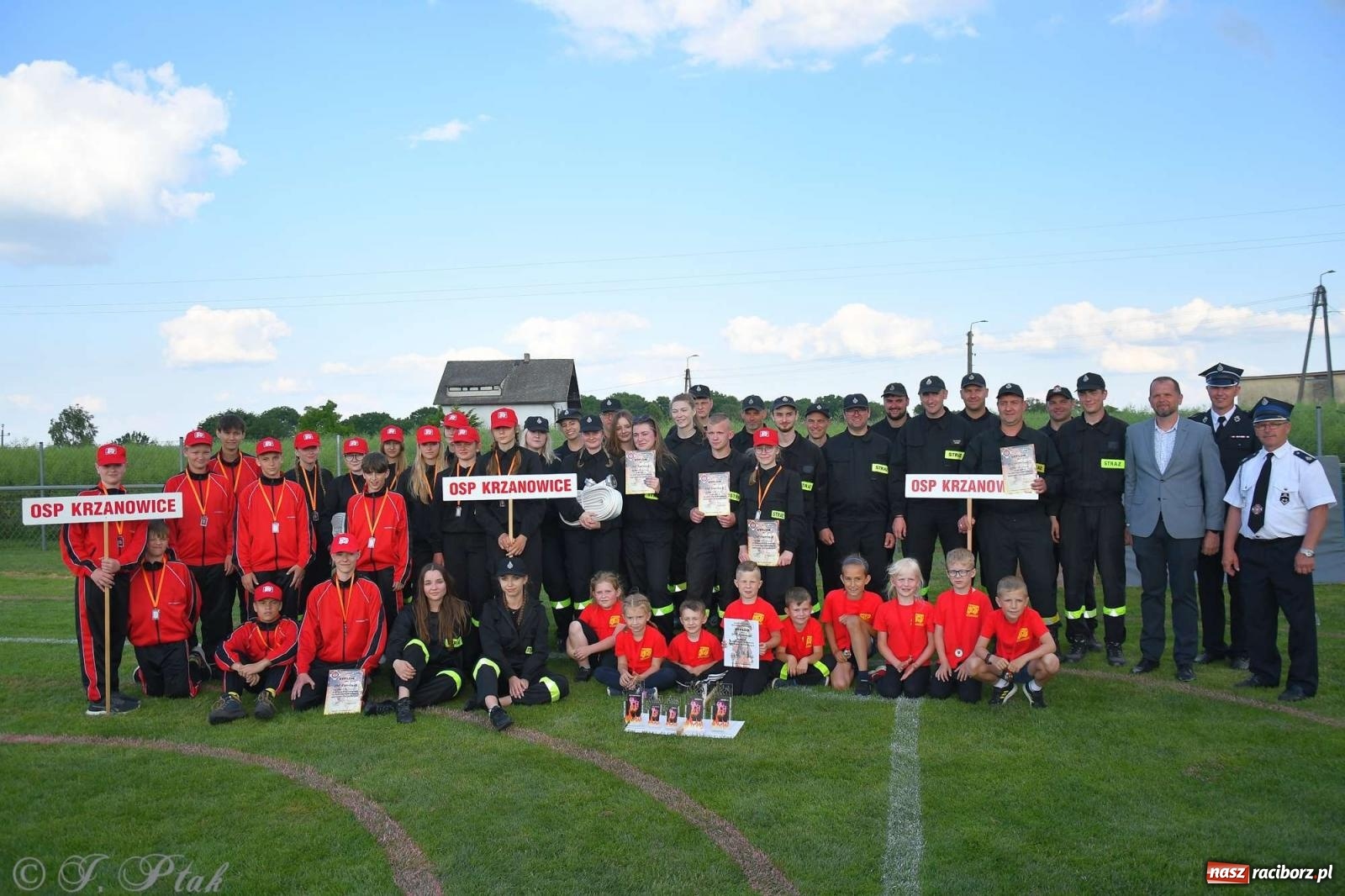 Zdjęcie w galerii na portalu naszraciborz.pl: Z lądu i powietrza - strażackie pokazy i zawody w Borucinie [FOTO] wiadomości z regionu