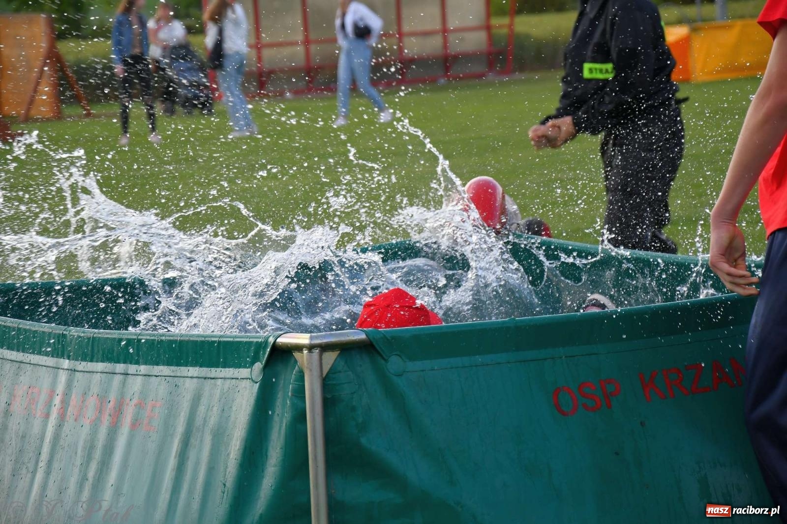 Zdjęcie w galerii na portalu naszraciborz.pl: Z lądu i powietrza - strażackie pokazy i zawody w Borucinie [FOTO] wiadomości z regionu