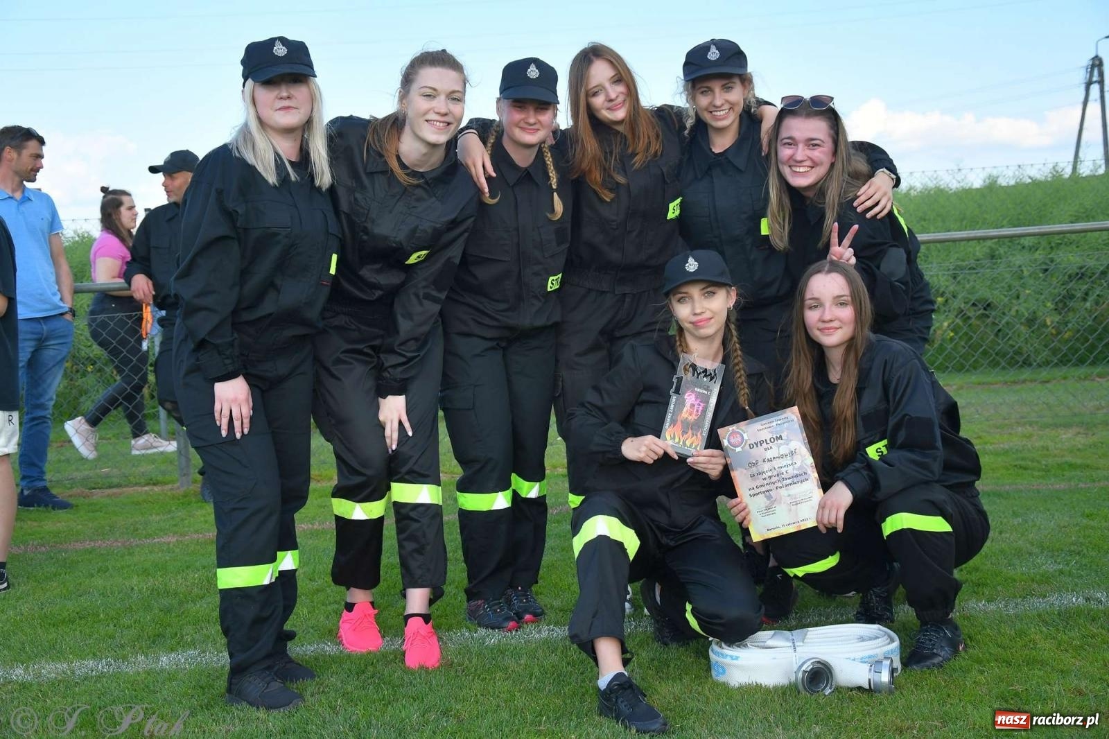 Zdjęcie w galerii na portalu naszraciborz.pl: Z lądu i powietrza - strażackie pokazy i zawody w Borucinie [FOTO] wiadomości z regionu