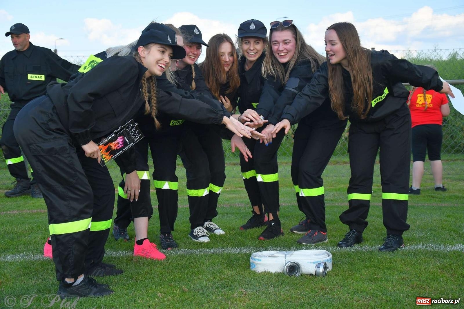 Zdjęcie w galerii na portalu naszraciborz.pl: Z lądu i powietrza - strażackie pokazy i zawody w Borucinie [FOTO] wiadomości z regionu