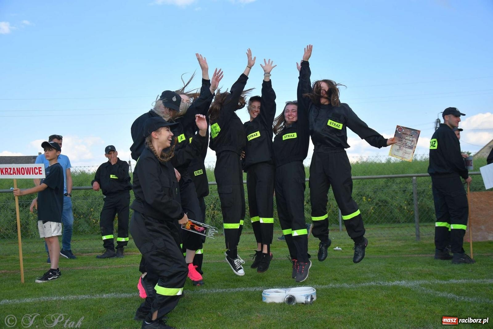 Zdjęcie w galerii na portalu naszraciborz.pl: Z lądu i powietrza - strażackie pokazy i zawody w Borucinie [FOTO] wiadomości z regionu