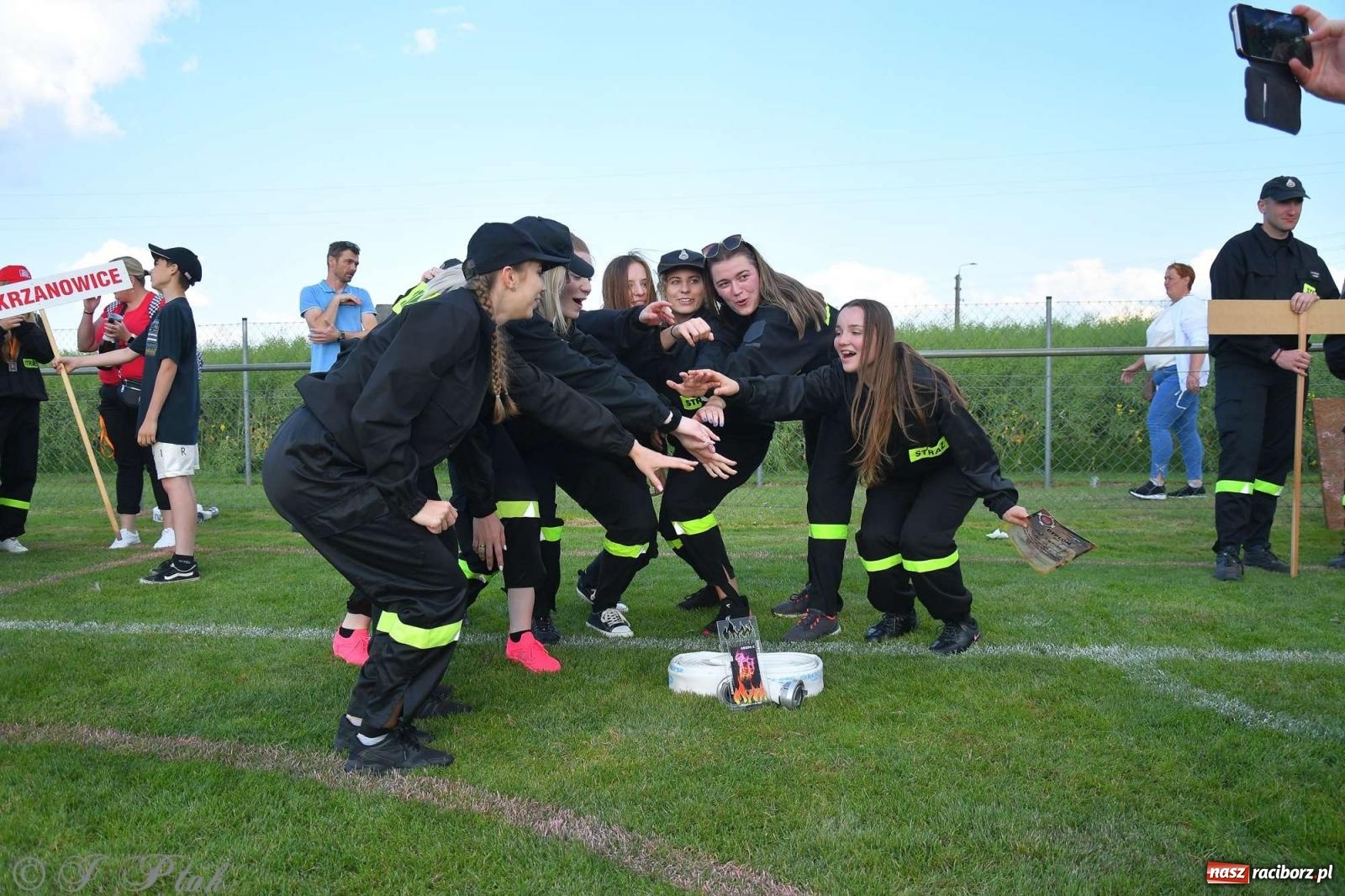 Zdjęcie w galerii na portalu naszraciborz.pl: Z lądu i powietrza - strażackie pokazy i zawody w Borucinie [FOTO] wiadomości z regionu